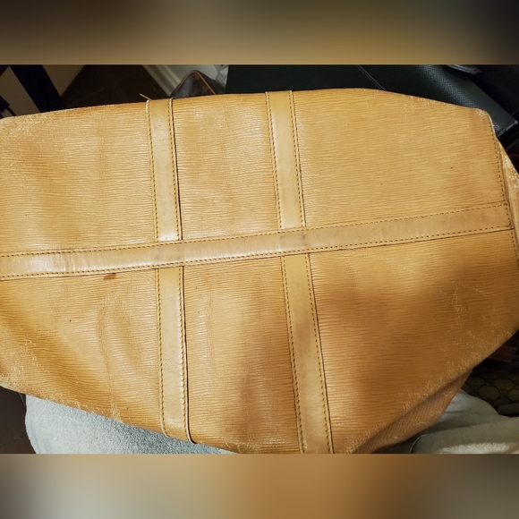 Authentic very large Louis Vuitton Epi distressed leather duffel - Picture 5 of 10